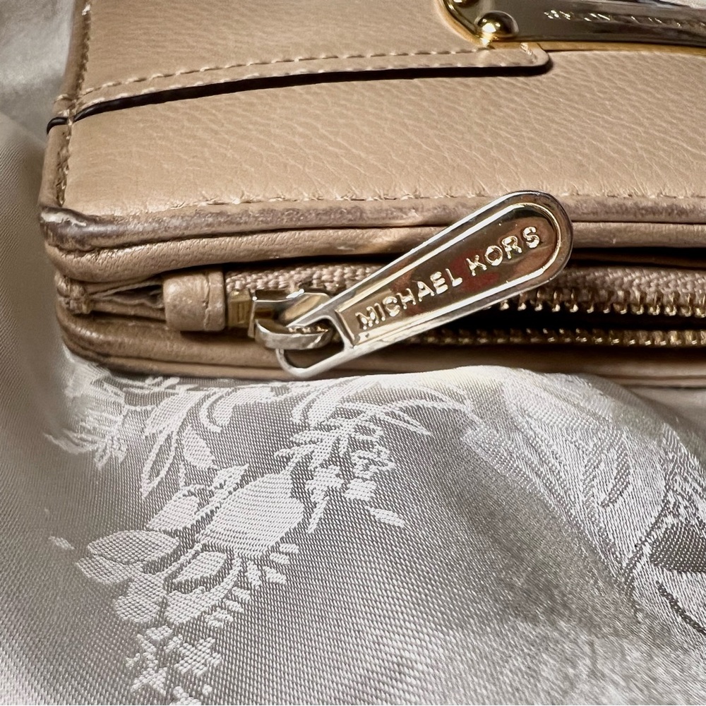 MICHAEL Michael Kors Ludlow Beige Wallet - Picture 4 of 11